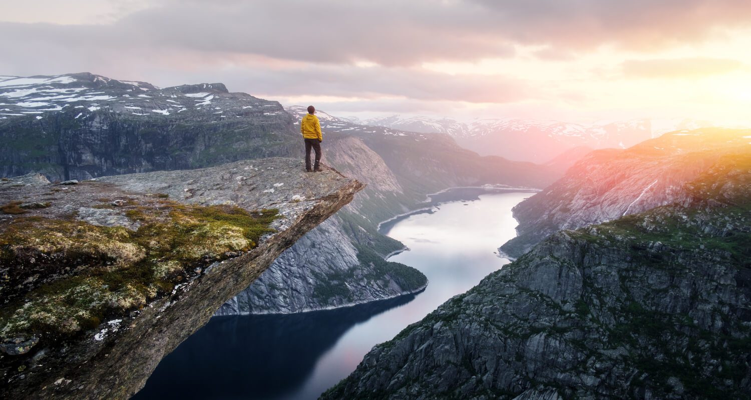 Mand på klippe
