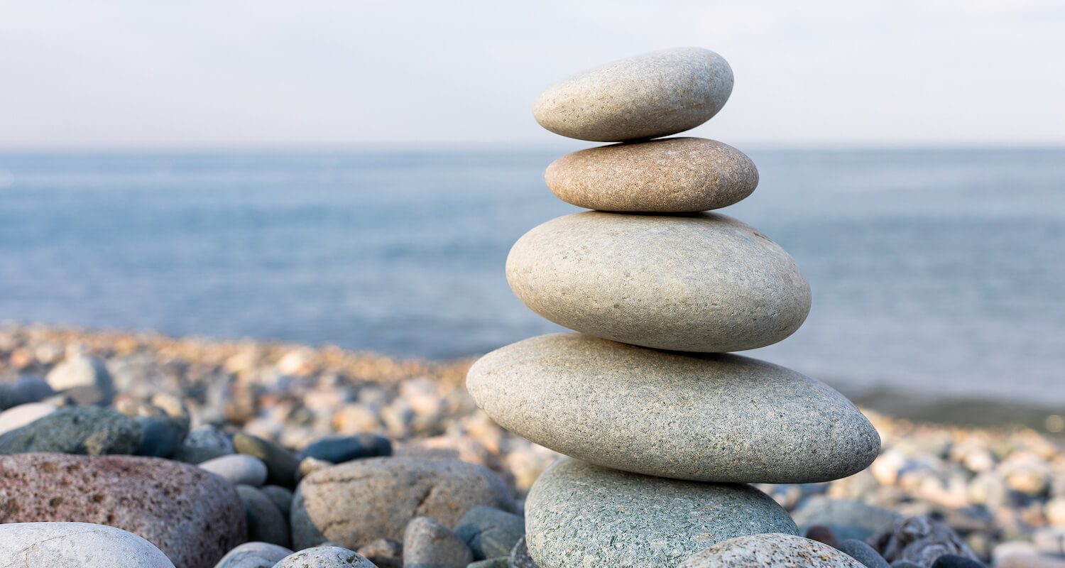 Sten på strand som symbol for balance
