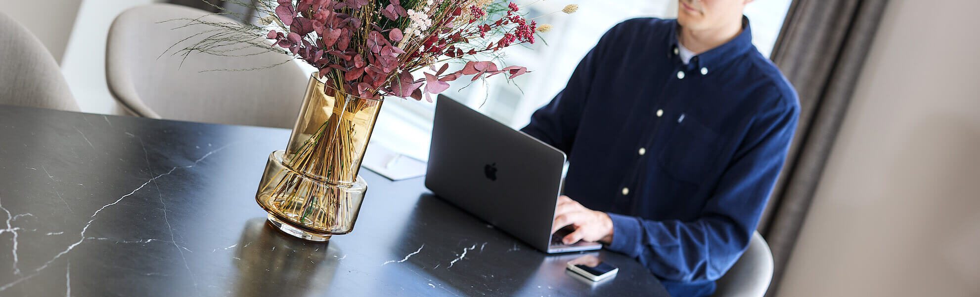 Hænder på computer